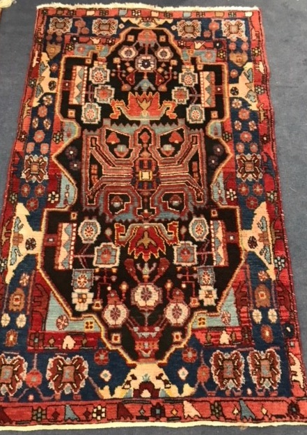 A Hamadan rug 180 x 110cm.